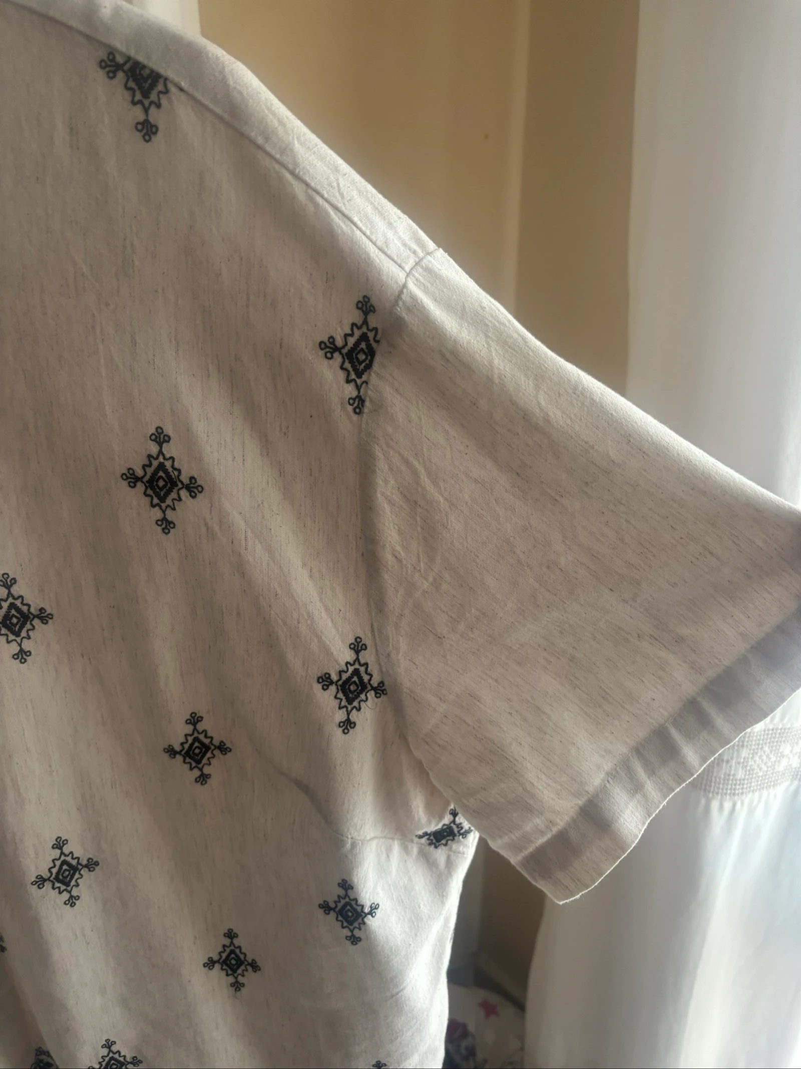 Camisa beige con decorados negros  – photo 6